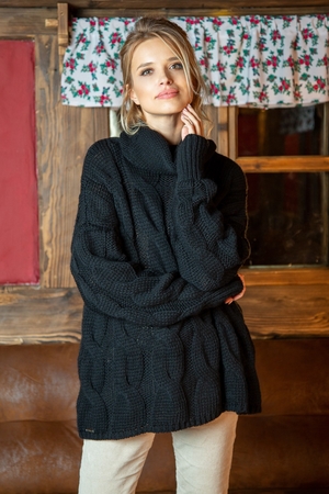 Oversized dámský pletený svetr s příměsí pravé ovčí vlny vzor copů jednobarevné provedení dobře kombinovatelný
