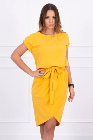 Jednobarevné letní dámské šaty s vysokým podílem bavlny. kulatý výstřih krátký rukáv s ohrnkou pásek na
