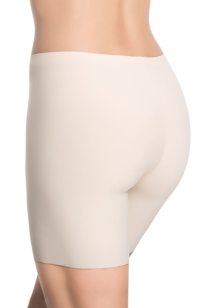 Pohodlné kalhotky - bermudy z hladkého chladného úpletu. Jedná se o model jen s mírným tvarováním těla. Díky