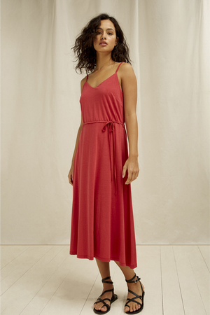Minimalistické dámské šaty se špagetovými ramínky od výrobce udržitelné módy značky People Tree biobavlna a
