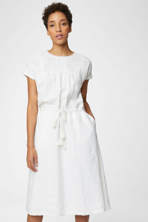 Krásné bílé dámské šaty s krátkým rukávem jako stvořené na léto jednobarevné provedení volnější střih v