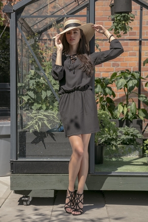 Moderní dámské krátké šaty s dlouhým rukávem žádaný střih výstřih do V ve výstřihu vázání 3/4 rukávy