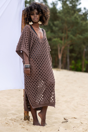 Originální letní děrované šaty 100% bambus široký véčkový výstřih volné krátké rukávy dlouhý, volný střih