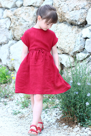 Autorské dívčí šaty Lotika jsou navržené i ušité v Podkrkonoší s láskou k přírodě i dětem. Vaše holčička