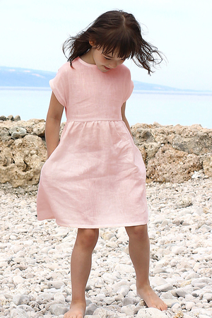 Autorské dívčí šaty Lotika jsou navržené i ušité v Podkrkonoší s láskou k přírodě i dětem. Vaše holčička