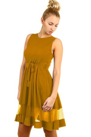 Dámské kratké společenské šat. dvojvrstvý vzhled s průhlednou části na sukni s tylovou sukní v áčkovém střihu