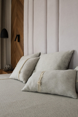 Stylový polštář do interiéru Vašeho domova kvalitní snímatelný vlněný potah kombinace hladké a strukturované