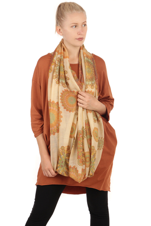 Dámský lehoučký kruhový šátek s pestobarevnými vzory pozvedne Váš outfit i náladu z jemné tkaniny průsvitný