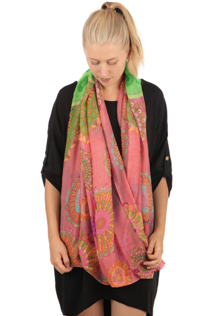 Dámský lehoučký kruhový šátek s pestobarevnými vzory pozvedne Váš outfit i náladu z jemné tkaniny průsvitný