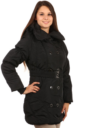 Dámská dlouhá zimní bunda s kapucí a s páskem. Kapuce lze sundat, stejně jako okrajový kožíšek na kapuci.