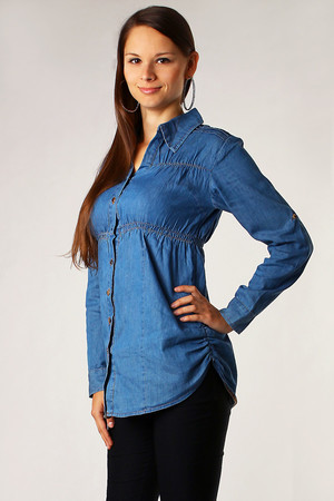 Dámská košile v džínovém stylu s dlouhými rukávy. Zapínání na knoflíčky. Na stranách a v okolí hrudníku