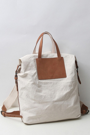 Jednoduchý batoh a taška v jednom z pevného plátna s koženými detaily s podšívkou dvě vnitřní volně přístupné