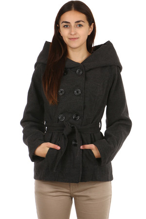 Flaušový dámský kratký kabátek se zapinaním na knoflíky a s paskem v pase. Kapsy vpředu. Vhodný na podzim a zimu.