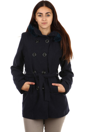 Flaušový dámský kabátek s kožešinovou kapucí a se stojáčkem, je vhodný i pro plnoštíhlé.Má kapsy a zapínání