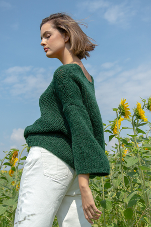 Slabý hladce pletený oversized dámský svetr pro každý den jednobarevný výstřih do širokého V lze posunout z ramen