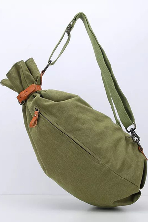 Plátěný batoh v army stylu pytlovitý tvar uzavírání na patenty, pojištěno koženým páskem a přezkou uvnitř