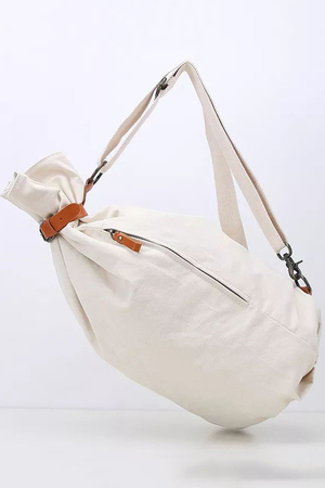 Plátěný batoh v army stylu pytlovitý tvar uzavírání na patenty, pojištěno koženým páskem a přezkou uvnitř