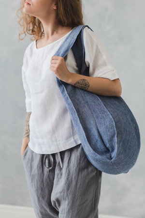 Nákupní lněná taška v minimalistickém designu je slušivá a praktická zároveň z přírodního materiálu 100% lnu