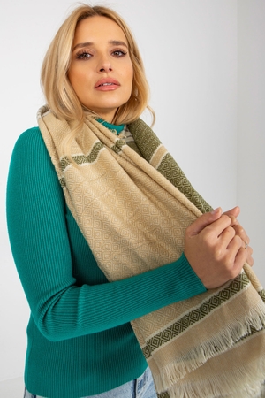 Velký čtvercový šátek v příjemných, decentních barvách k rozjasnění outfitu od podzimu do jara hřeje (vlna ve