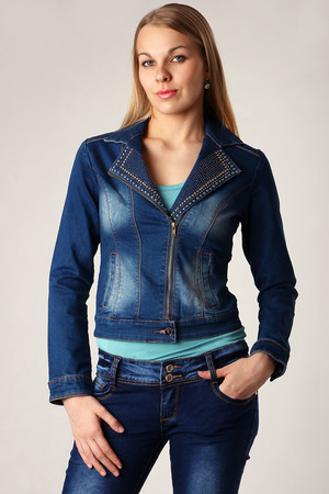 Džínová dámská bunda s cvočky. Střihem podobná saku. Vhodná na jaro, léto a podzim. Materiál: 98% bavlna, 2%