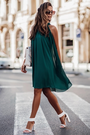 Lehké dámské šaty v délce ke kolenům jednobarevné ohlávkový výstřih nízký stojáček zavazování za krkem bez