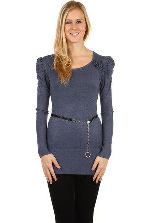 Extravagantní svetr s broží a nabíranými rukávy. Materiál: 50% viskóza, 40% modal, 10% elastan