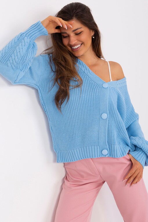 Krátký vlněný svetr s velkými knoflíky