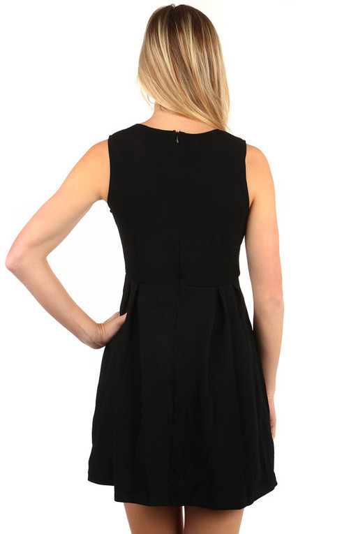 Krátké dámské áčkové šaty s aplikací